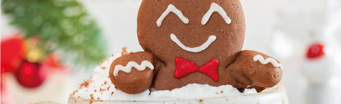mea Adventskalender 2025: Ein Lebkuchenmann sitzt in einer Tasse