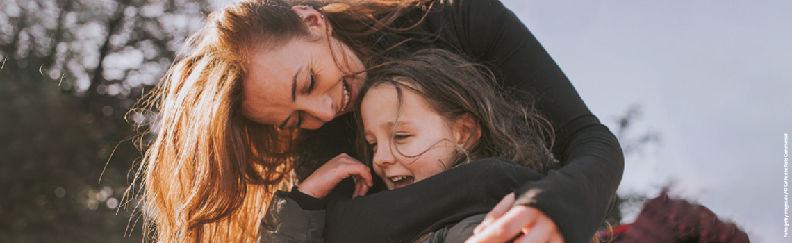 Eine Mutter und ihre Tochter lachen. Beratungsaktion Erkältung November 2025