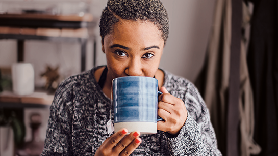 Beratungsaktion Erkältung: Eine Frau trinkt Tee.