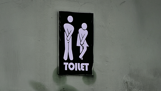 Toilettenschild auf dem eine Frau und ein Mann abgebildet sind