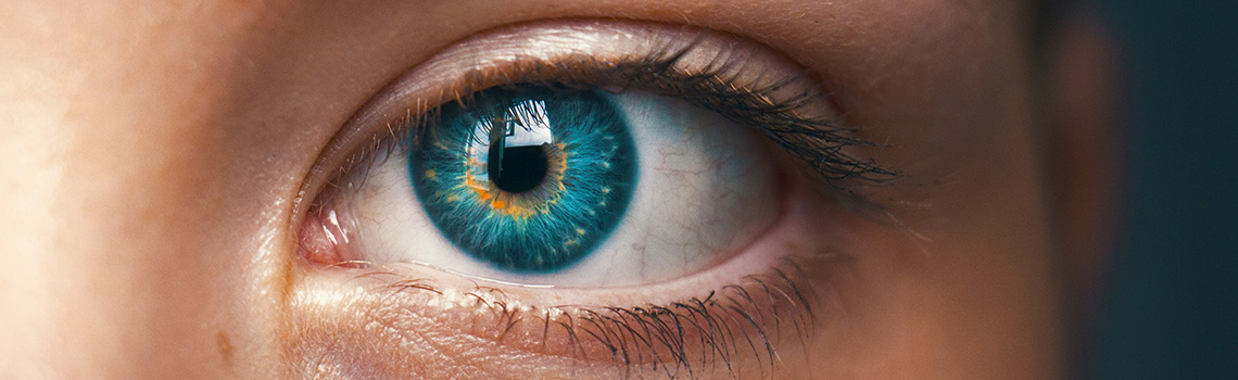 Blaues Auge. Titelbild Gesundheitstipp trockene Augen