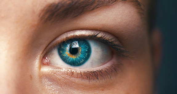 Blaues Auge. Titelbild Gesundheitstipp trockene Augen