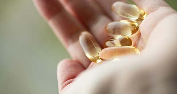 Vitamin D Pillen in der Hand