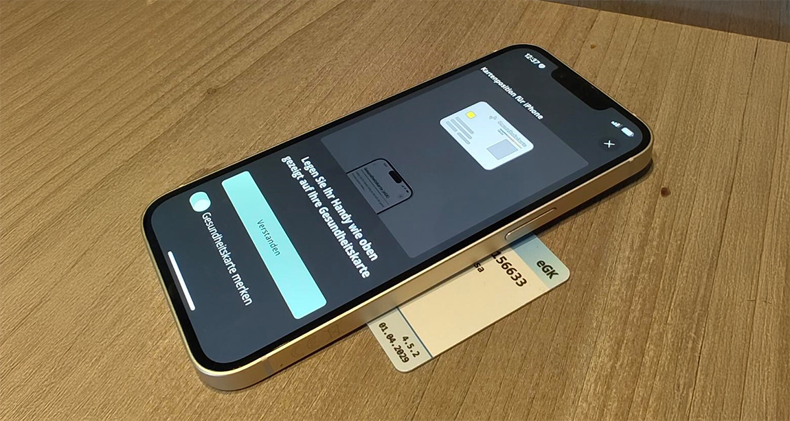 Smartphone liest eine elektronische Gesundheitskarte über NFC ein